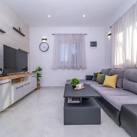 Bra Uta- Two Bedroom With Pool 펜션 푸치스차